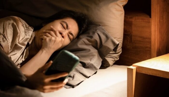 Ancaman di Balik Terangnya Lampu Malam: Bahaya Tersembunyi Kebiasaan Begadang